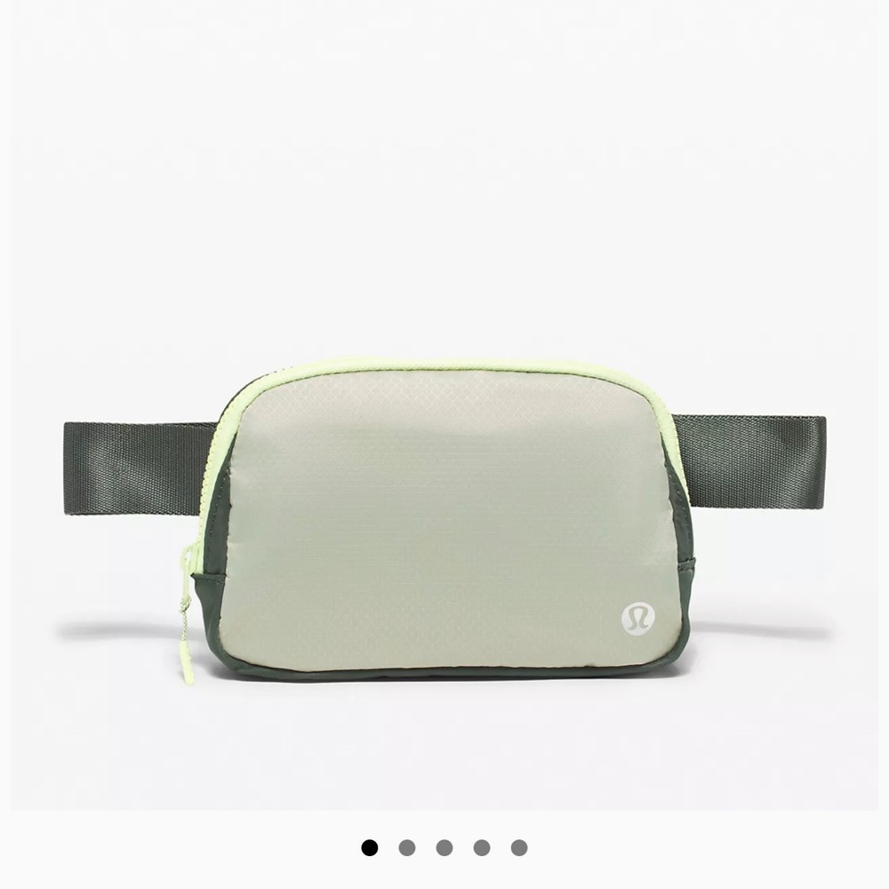 Lululemon Everywhere belt bag